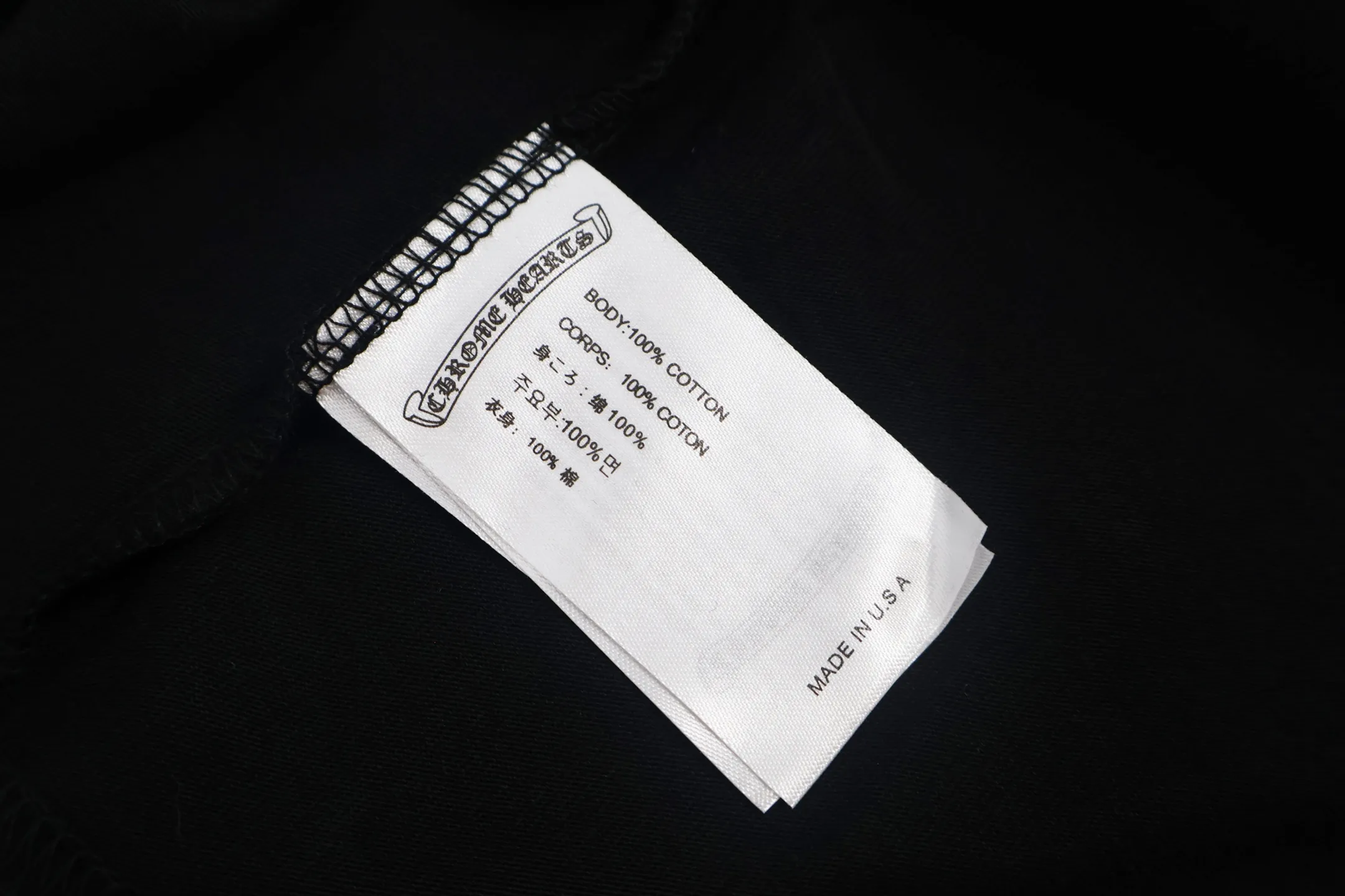 🅿️360 [Exclusive supply] CH Crow Heart Pocket Scroll Long Sleeve T-shirt. The fabric is lightly brushed cotton 180g. The upper body is super skin-friendly and soft. The original main label wash mark, silver thread anti-counterfeiting laser, purchased the original version for development. 1:1 restoration, glue printing is consistent with the original version. They are all black and cyan (green light), not the ordinary black fake version in the market. The collar thread is also dyed in the same vat. Size:S-M-L